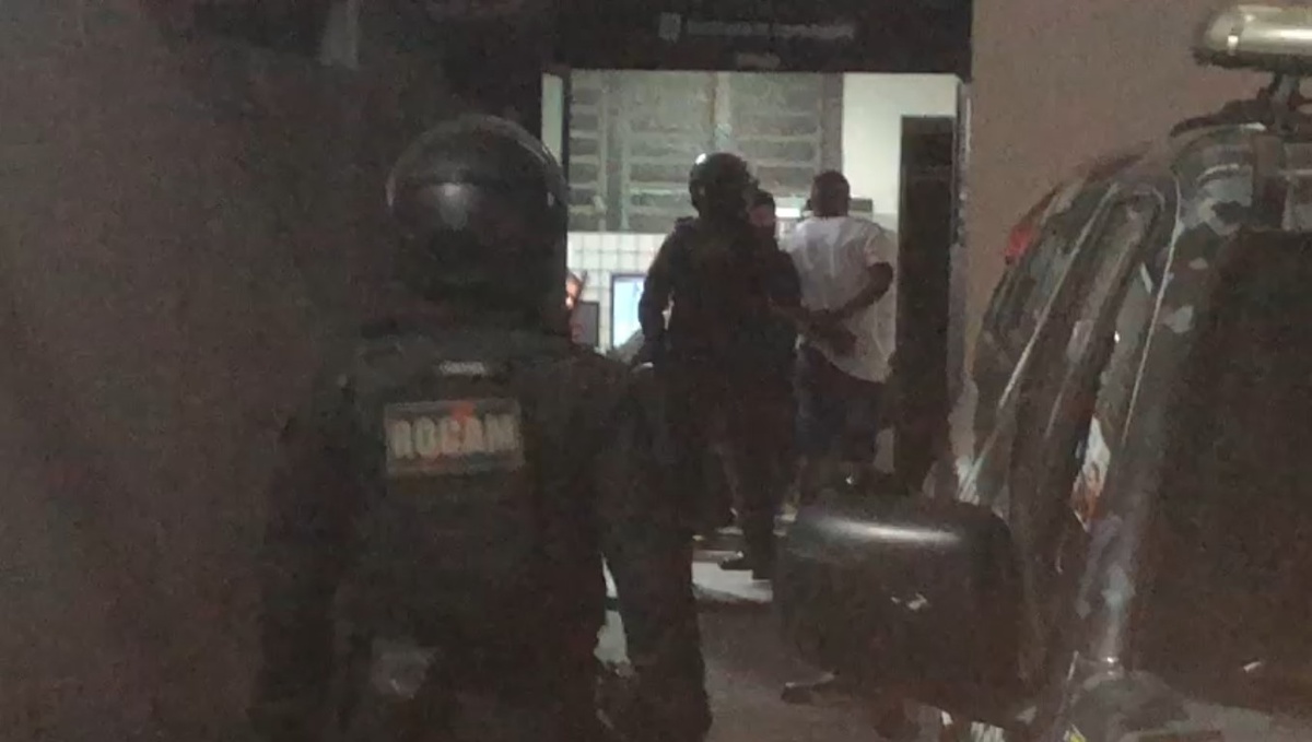 Dupla é presa suspeita de assaltos com simulacro de arma na zona Sul de Teresina