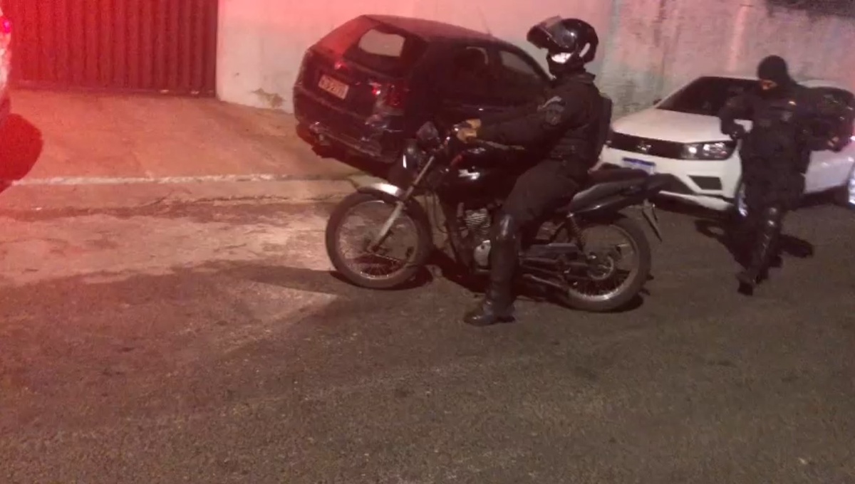 Dupla é presa suspeita de assaltos com simulacro de arma na zona Sul de Teresina