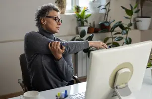 Ergonomia: saiba como evitar dores e proteger a coluna em frente ao computador (Foto: Reprodução)