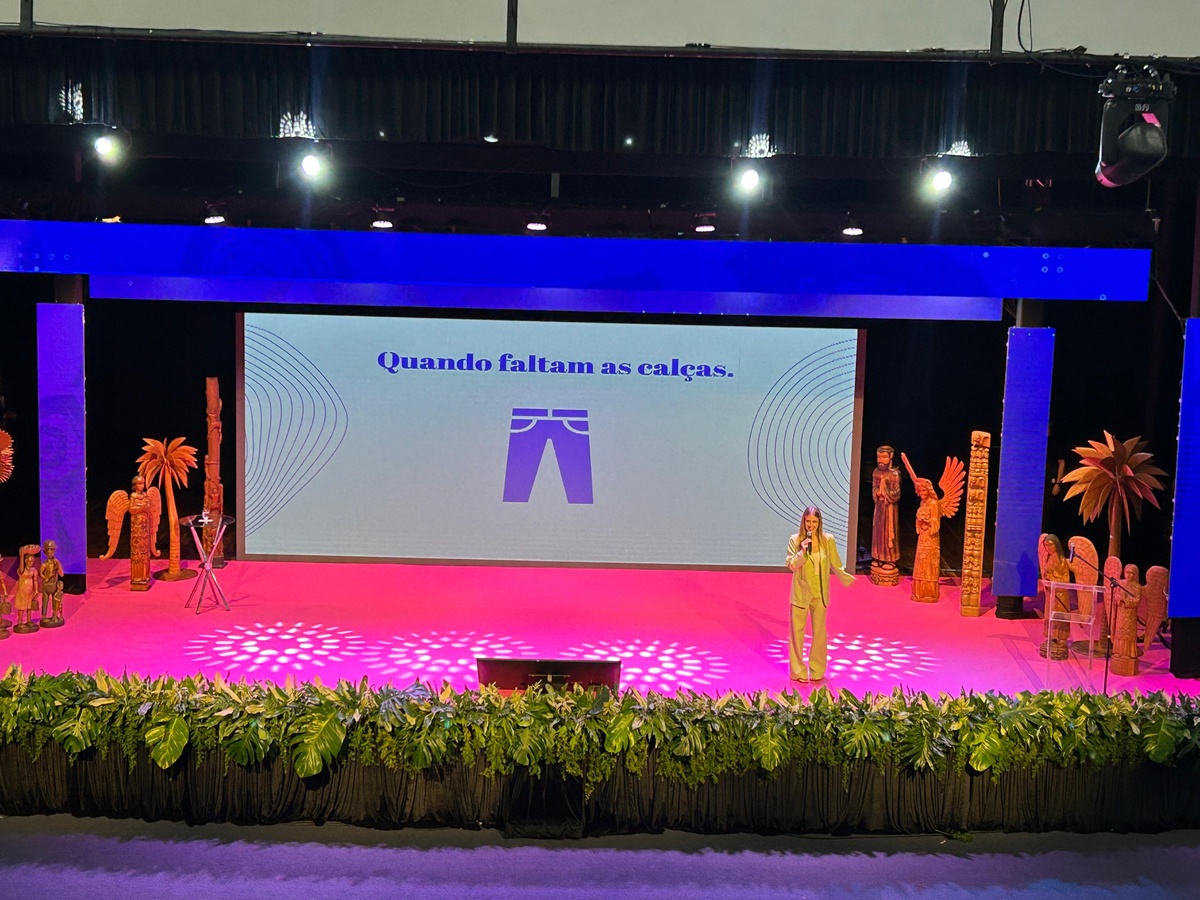 Gabriela Prioli fala sobre inovação e incertezas em palestra no NEON 2025