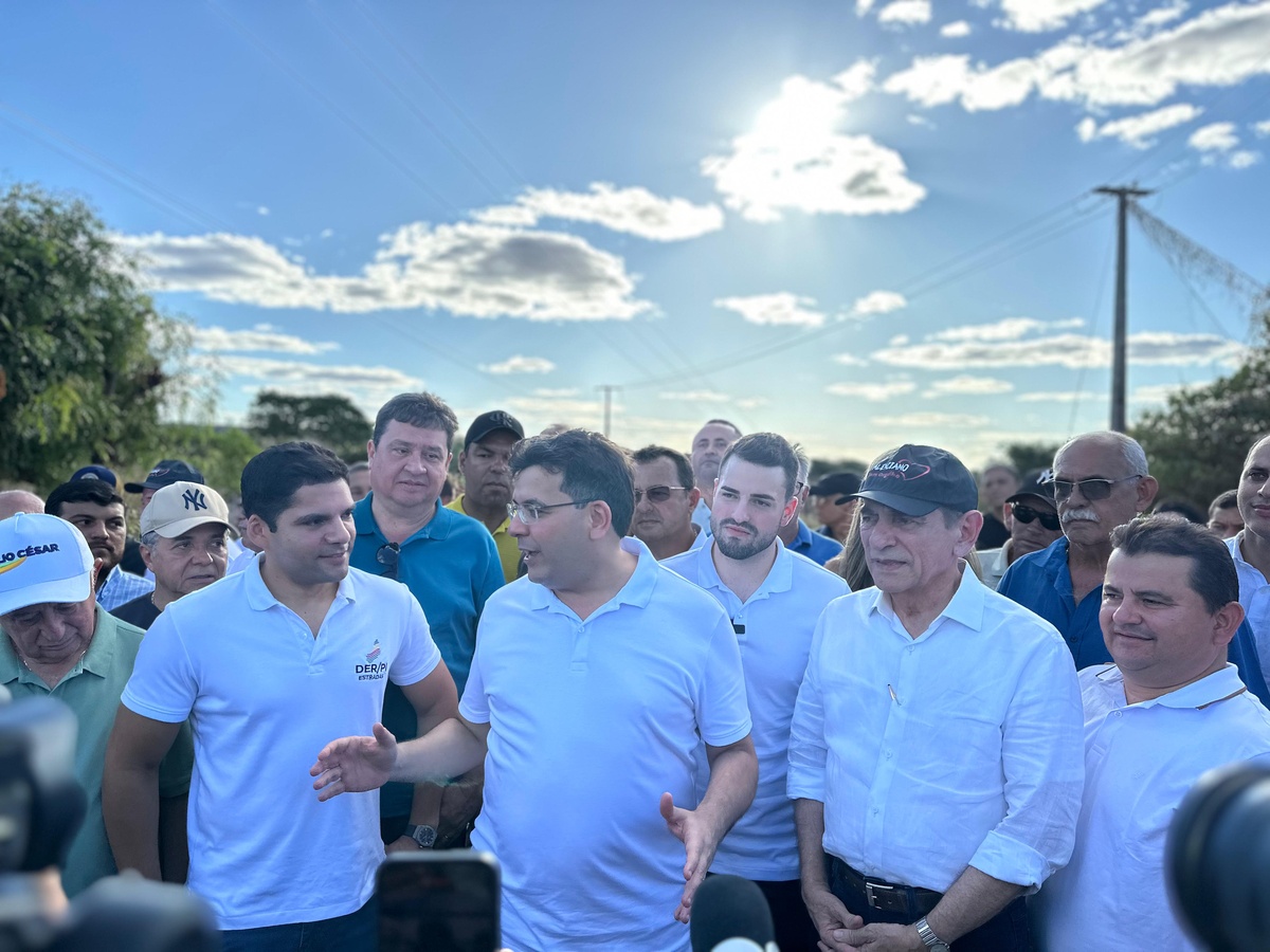 Governador entrega praça, estrada e grupamento da PM no município de Aroazes