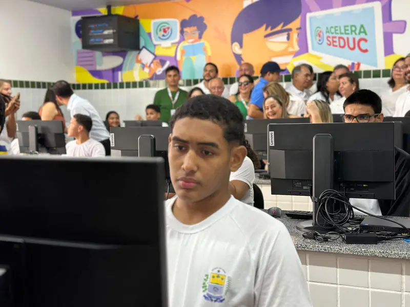 Governador inaugura escola, Espaço da Cidadania e asfalto em Altos