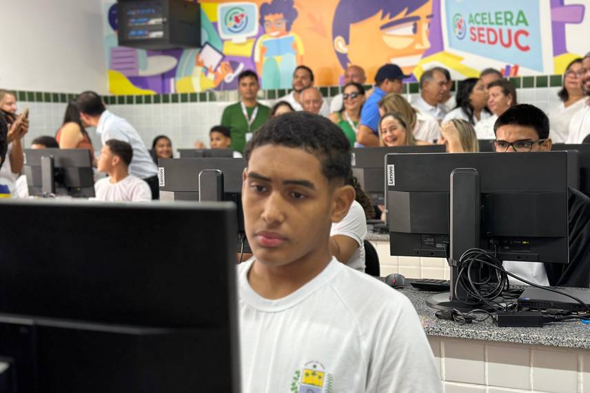 Governador inaugura escola, Espaço da Cidadania e asfalto em Altos Governador inaugura escola, Espaço da Cidadania e asfalto em Altos