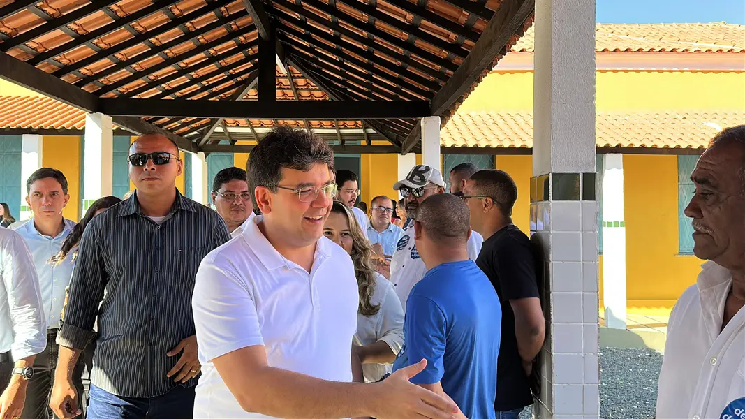 Governador inaugura escola, Espaço da Cidadania e asfalto em Altos