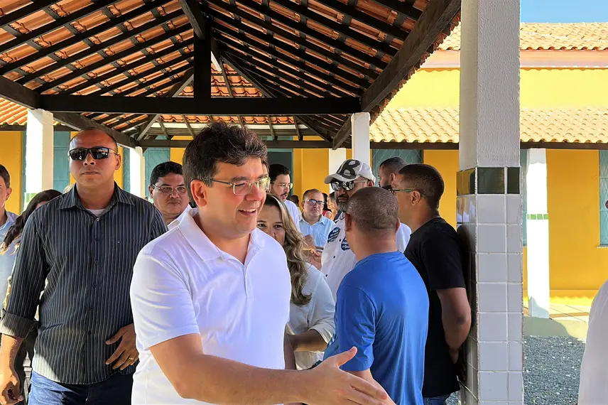 Governador inaugura escola, Espaço da Cidadania e asfalto em Altos