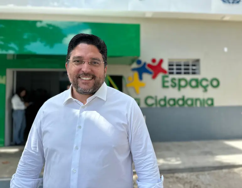 Governador inaugura escola, Espaço da Cidadania e asfalto em Altos