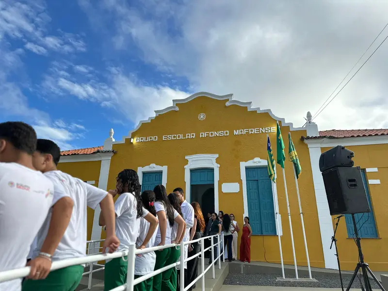 Governador inaugura escola, Espaço da Cidadania e asfalto em Altos