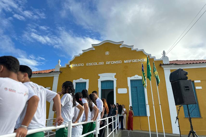 Governador inaugura escola, Espaço da Cidadania e asfalto em Altos Governador inaugura escola, Espaço da Cidadania e asfalto em Altos