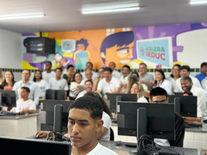 Governador inaugura escola, Espaço da Cidadania e asfalto em Altos