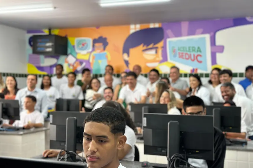 Governador inaugura escola, Espaço da Cidadania e asfalto em Altos