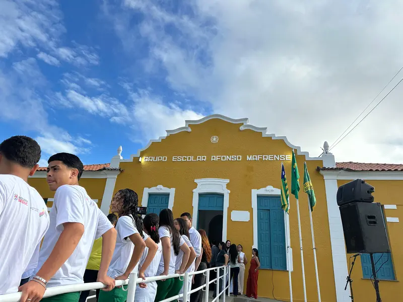 Governador inaugura escola, Espaço da Cidadania e asfalto em Altos
