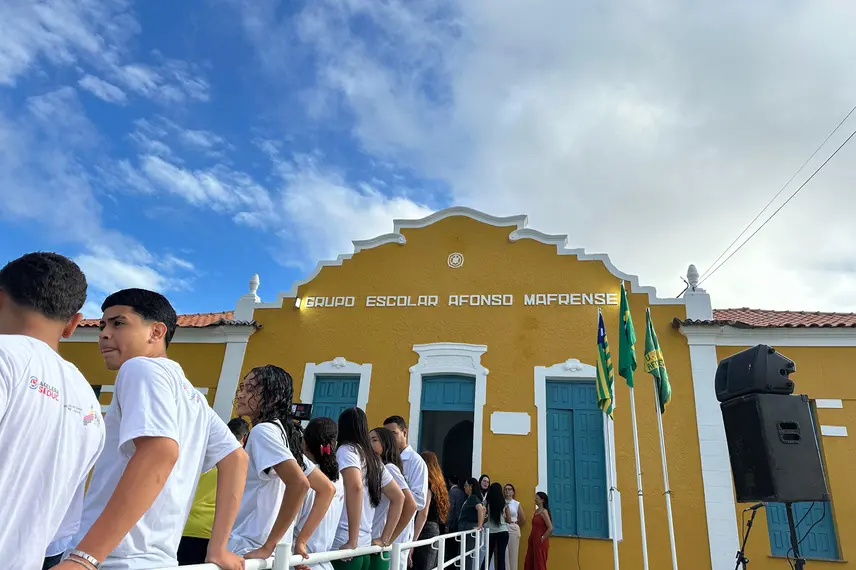 Governador inaugura escola, Espaço da Cidadania e asfalto em Altos