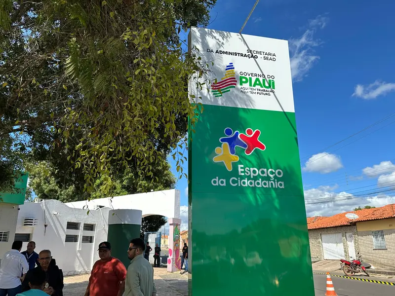 Governador inaugura escola, Espaço da Cidadania e asfalto em Altos