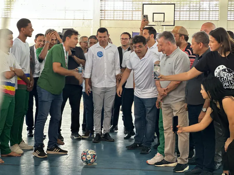 Governador inaugura escola, Espaço da Cidadania e asfalto em Altos