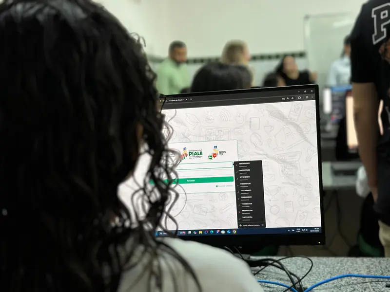 Governador inaugura escola, Espaço da Cidadania e asfalto em Altos