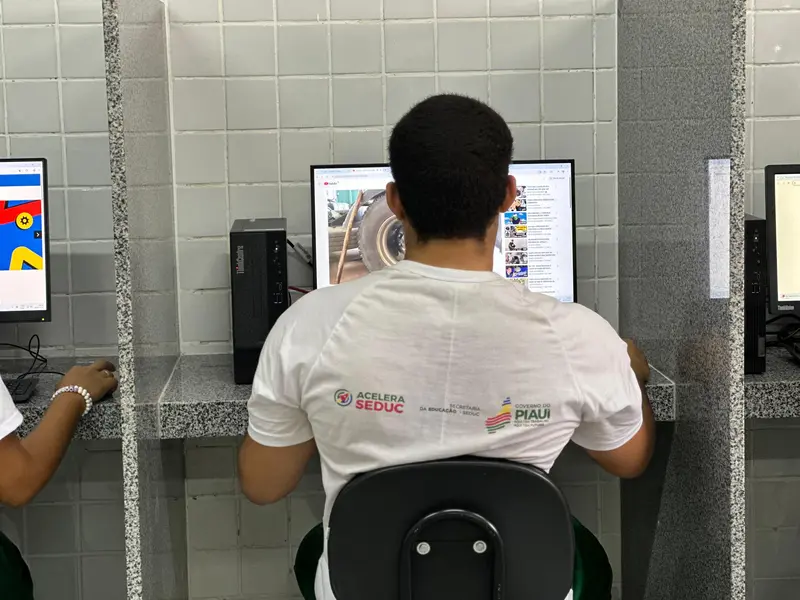 Governador inaugura escola, Espaço da Cidadania e asfalto em Altos