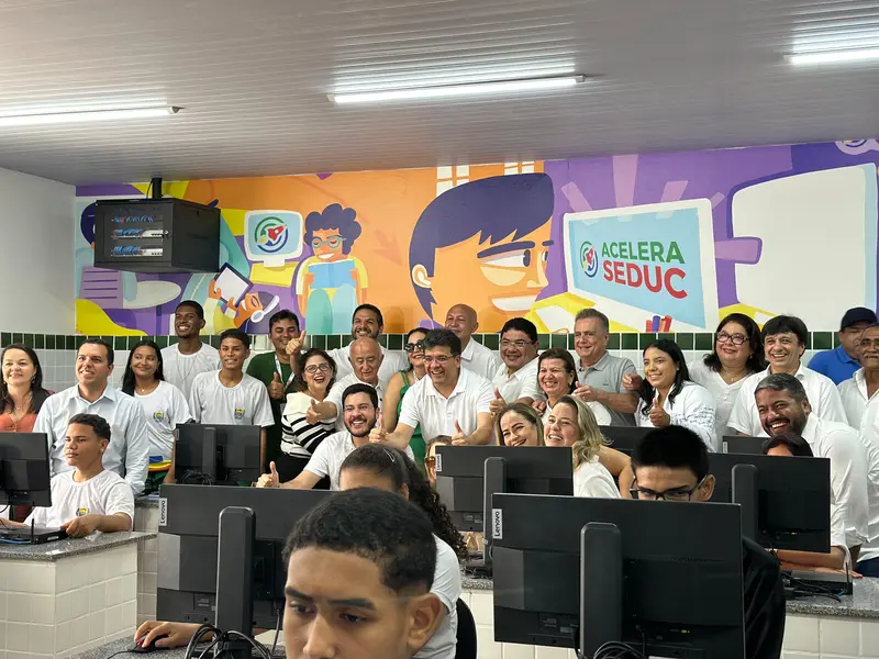 Governador inaugura escola, Espaço da Cidadania e asfalto em Altos