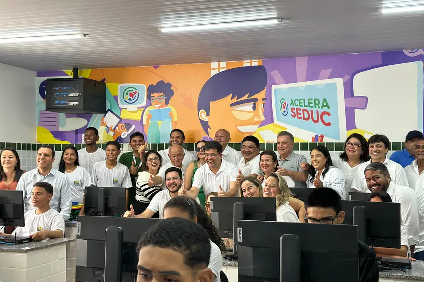 Governador inaugura escola, Espaço da Cidadania e asfalto em Altos
