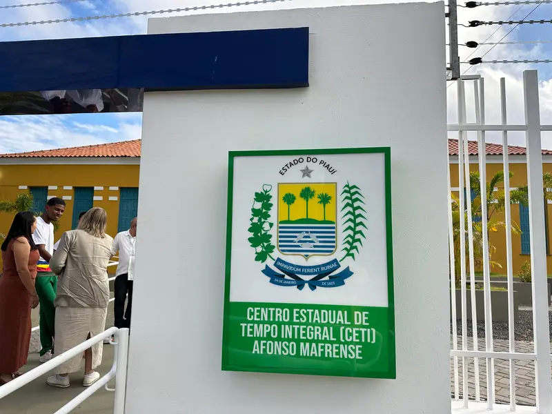 Governador inaugura escola, Espaço da Cidadania e asfalto em Altos