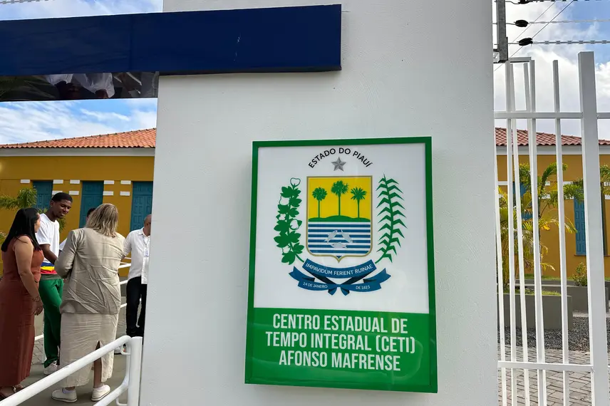 Governador inaugura escola, Espaço da Cidadania e asfalto em Altos