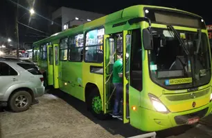 Homem armado com facão faz arrastão em ônibus e foge de moto no Centro de Teresina (Foto: Repórter 12/Conecta Piauí)