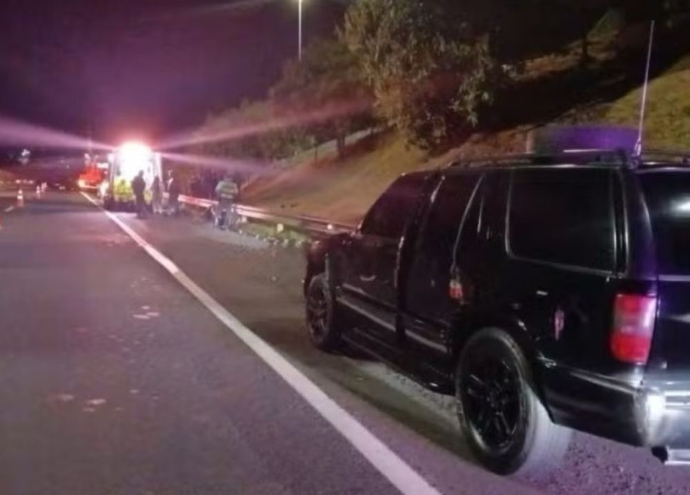 Homem morre após ser atingido por caminhão enquanto abastecia carro em São Paulo