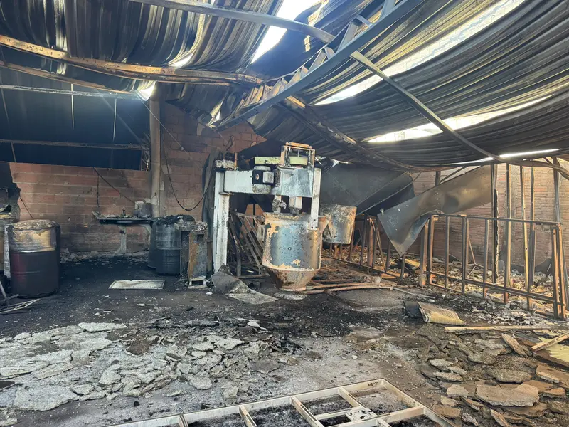 Incêndio atinge fábrica de móveis em Água Branca e é contido pelos bombeiros