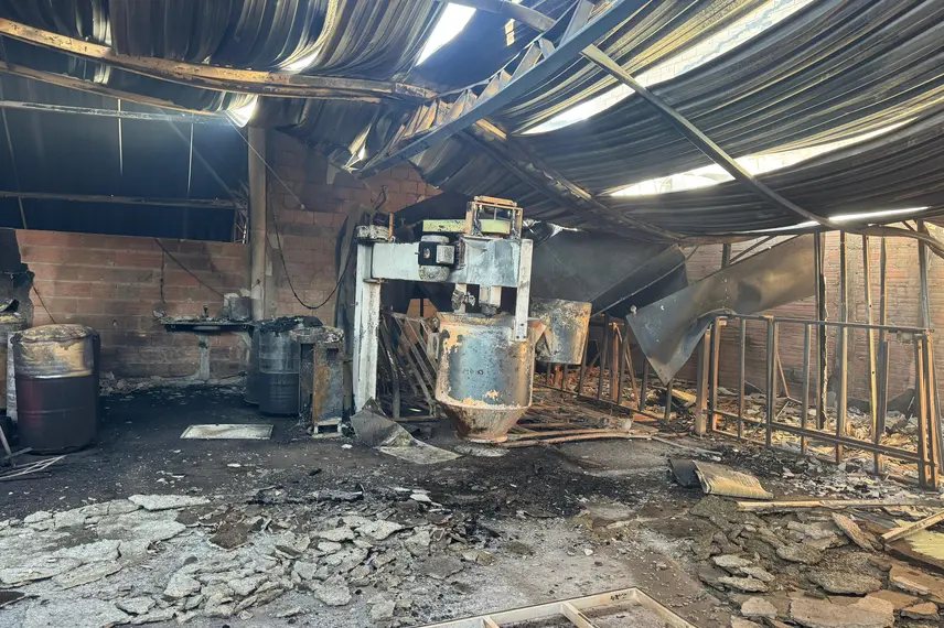 Incêndio atinge fábrica de móveis em Água Branca e é contido pelos bombeiros