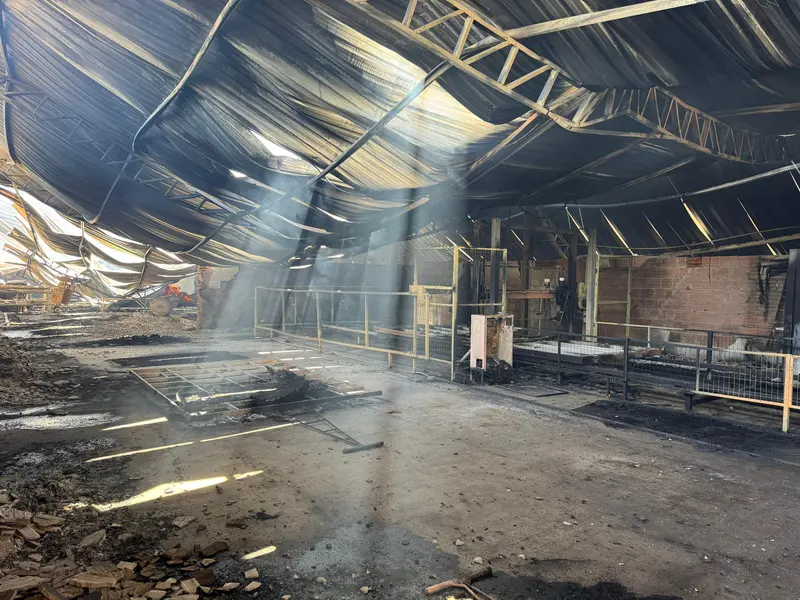 Incêndio atinge fábrica de móveis em Água Branca e é contido pelos bombeiros