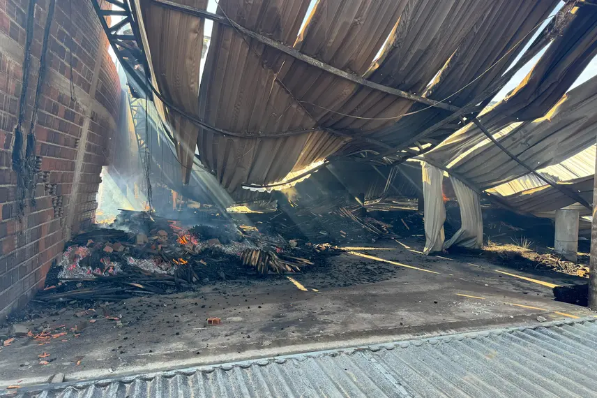 Incêndio atinge fábrica de móveis em Água Branca e é contido pelos bombeiros