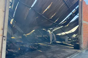 Incêndio atinge fábrica de móveis em Água Branca e é contido pelos bombeiros (Foto: Reprodução)