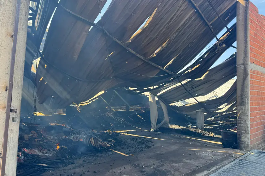 Incêndio atinge fábrica de móveis em Água Branca e é contido pelos bombeiros