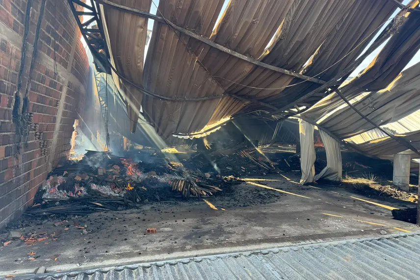 Incêndio atinge fábrica de móveis em Água Branca e é contido pelos bombeiros