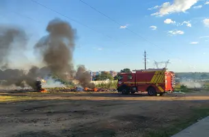 Incêndio em entulho mobiliza Bombeiros na Zona Sul de Teresina (Foto: Reprodução)