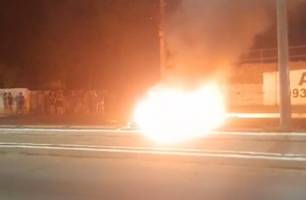 Moradores fazem manifestação contra falta de energia na zona Sul de Teresina (Foto: Reprodução)