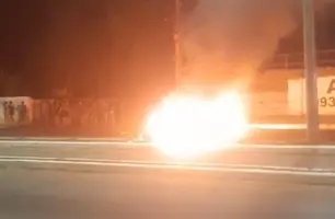 Moradores fazem manifestação contra falta de energia na zona Sul de Teresina (Foto: Reprodução)