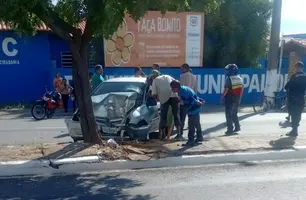 Motorista colide carro contra árvore e fica preso às ferragens em Parnaíba (Foto: Reprodução)