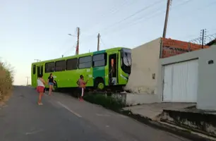 Ônibus desgovernado desce ladeira e invade residência na zona Norte de Teresina (Foto: Reprodução)