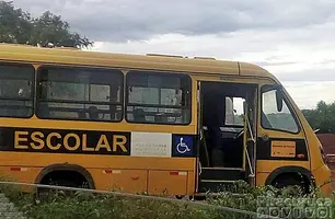 Ônibus escolar de São José do Divino (Foto: Piracuruca Ao Vivo)