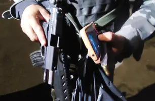 Polícia recupera arma após perseguição a faccionados na zona Leste de Teresina (Foto: Repórter 12/Conecta Piauí)