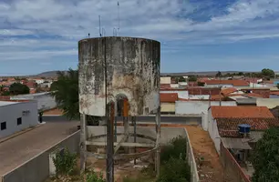 População denuncia caixa d’água abandonada há 36 anos em Anísio de Abreu (Foto: Conecta Piauí)