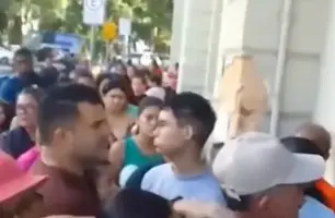 População protesta na Prefeitura de Teresina contra lista do Minha Casa Minha Vida (Foto: Reprodução)