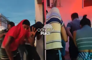 Presos em operação fazem sinal de facção ao chegar na Central de Flagrantes em THE (Foto: Repórter 12/Conecta Piauí)