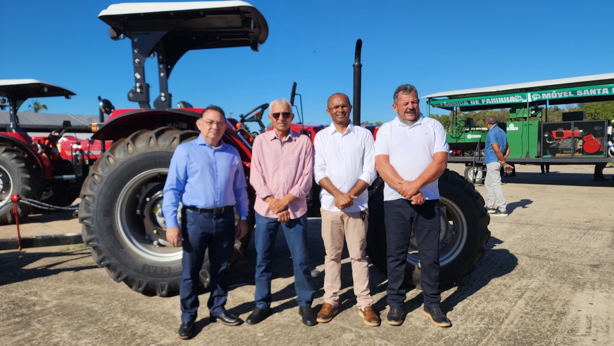 Ribeiro Gonçalves recebe trator em ação de apoio à agricultura familiar