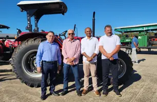 Ribeiro Gonçalves recebe trator em ação de apoio à agricultura familiar (Foto: Reprodução)