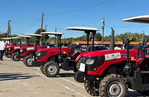 SAF entrega tratores e kits de irrigação para a agricultura familiar (Foto: Conecta Piauí)