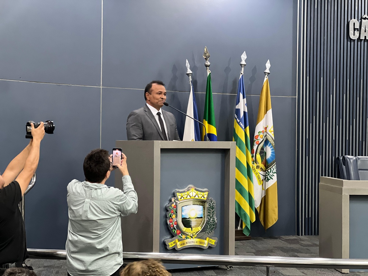 Secretário Fábio Abreu recebe título de cidadão teresinense na Câmara Municipal