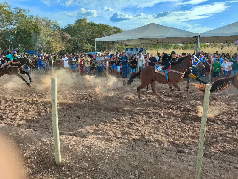 Tradicional corrida com cavalos empolga vaqueiros e moradores em Demerval Lobão