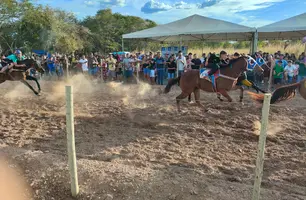 Tradicional corrida com cavalos empolga vaqueiros e moradores em Demerval Lobão (Foto: Conecta Piauí)