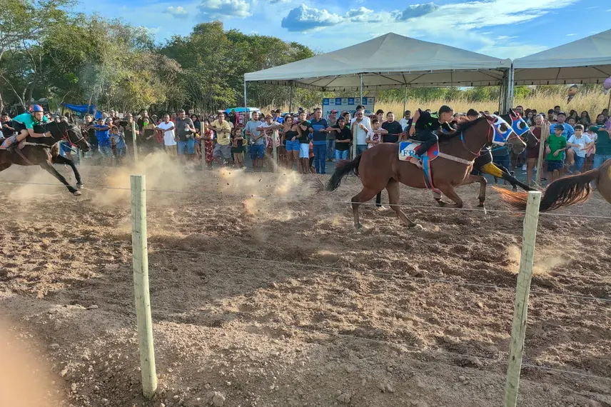 Tradicional corrida com cavalos empolga vaqueiros e moradores em Demerval Lobão